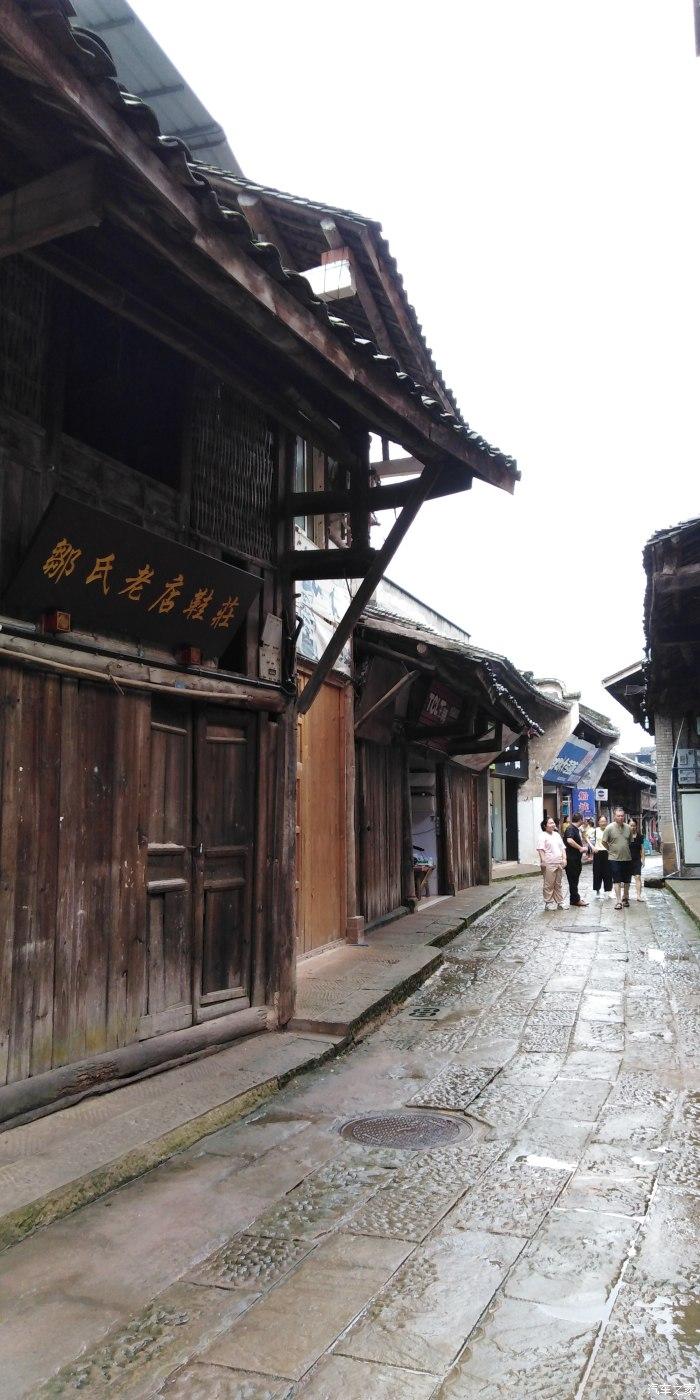 逃离古老的乡村房子